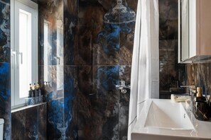Shower, hair dryer, towels