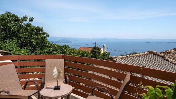 A terrace with a view of the sea, a wooden bench, and a small table. - Art House Seaview & Jacuzzi Spartylas Sleeps 4 (Corfu)
