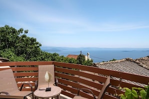 A terrace with a view of the sea, a wooden bench, and a small table. - Art House Seaview & Jacuzzi Spartylas Sleeps 4 (Corfu)