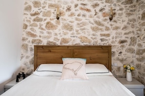 2 dormitorios, tabla de planchar con plancha, ropa de cama