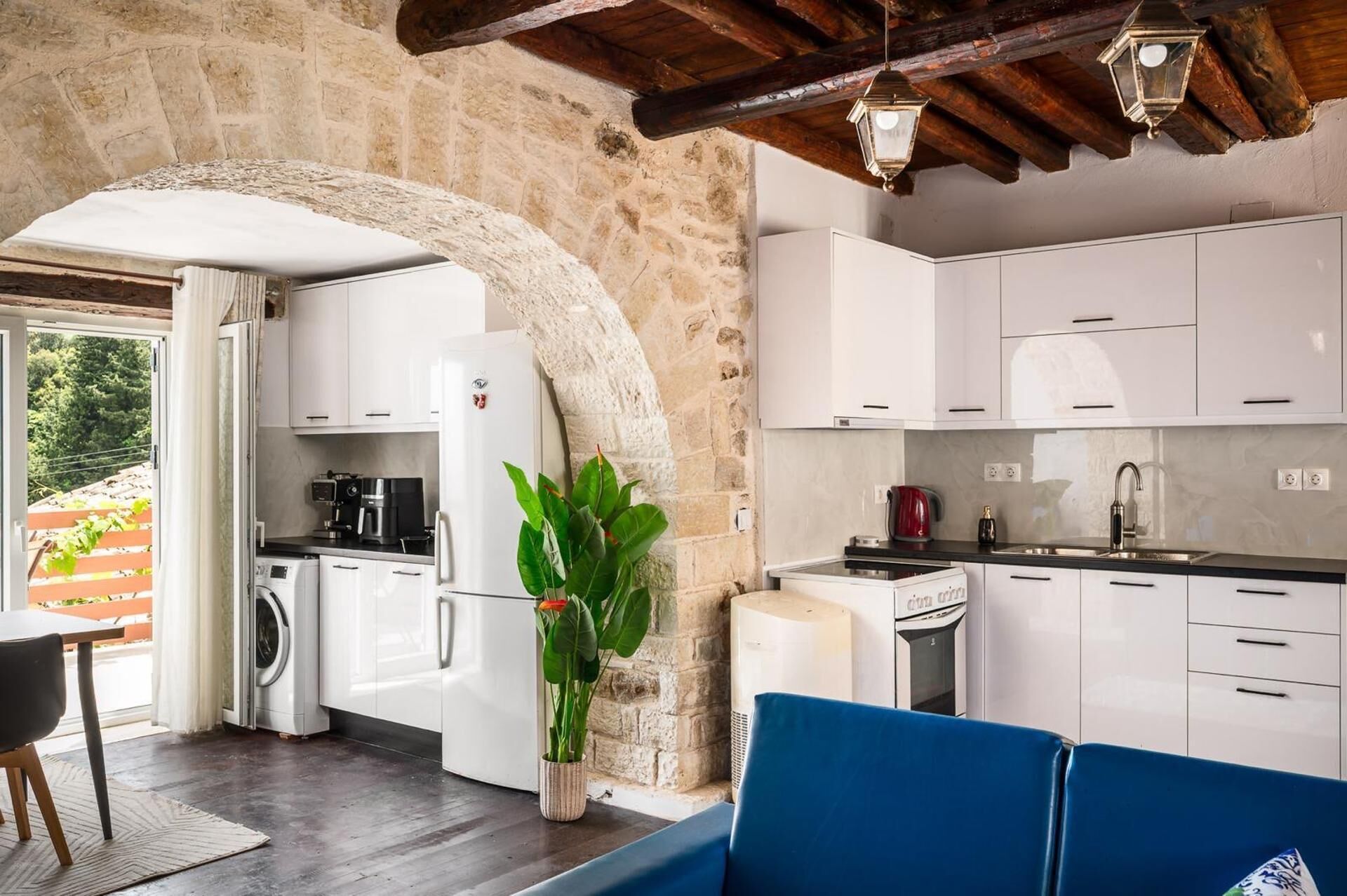 Fridge, oven, stovetop, electric kettle