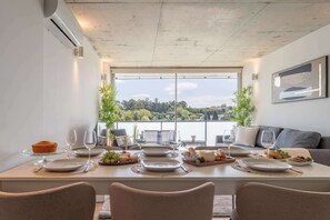 Dining - Elegant Flat with Pool and Garage by HostWise (Vila Nova de Gaia)