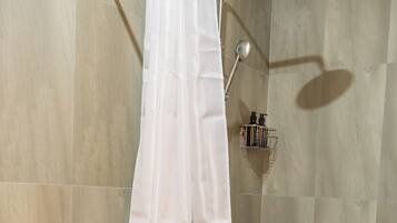 Signature Double or Twin Room, Garden View | Bathroom