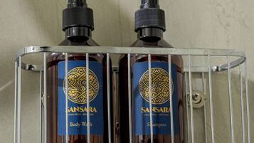 Signature Double or Twin Room, Garden View | Bathroom amenities