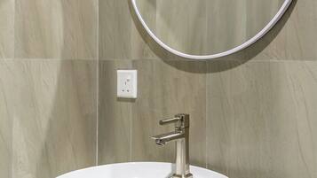 Chambre Signature double ou avec lits jumeaux, vue sur le jardin | Salle de bain