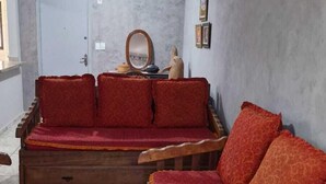 A living room with a sofa set, a mirror, and a door. - APARTMENT IN PRAIA GRANDE – VILA TUPI | COMFORT, LOCATION AND INCREDIBLE VIEW (Praia Grande)