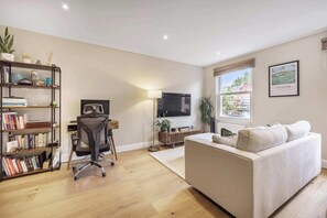 TV, offices - Gorgeous 1BDR Flat in the Heart of Clapham (Greater London)