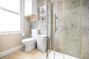 Shower, hair dryer, shampoo - Gorgeous 1BDR Flat in the Heart of Clapham (Greater London)