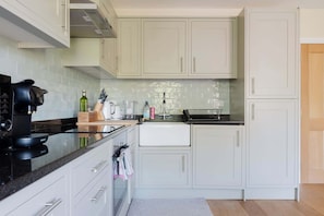 Coffee/tea maker, fridge, microwave, oven - Gorgeous 1BDR Flat in the Heart of Clapham (Greater London)