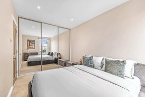 Iron/ironing board, Internet, bed sheets - Gorgeous 1BDR Flat in the Heart of Clapham (Greater London)