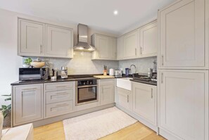 Fridge, microwave, oven, stovetop - Gorgeous 1BDR Flat in the Heart of Clapham (Greater London)