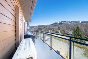 Property grounds - Modern Condo with Pool | Le Rendez-Vous (Beaupré)