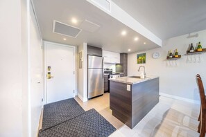 Refrigerador, microondas, horno y parrilla de estufa 