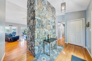 Interior - Pinnacle Point- New Listing with Firepit (Huddleston)