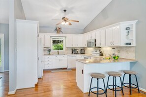 Fridge, microwave, oven, stovetop - Pinnacle Point- New Listing with Firepit (Huddleston)