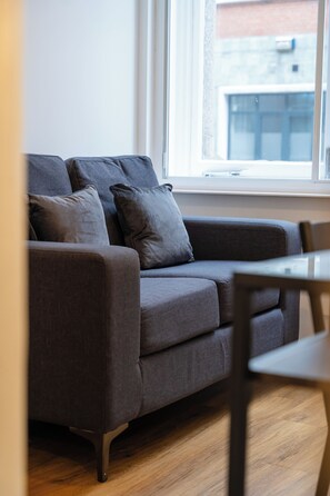 Studio Confort, non-fumeurs, coin cuisine | Coin séjour