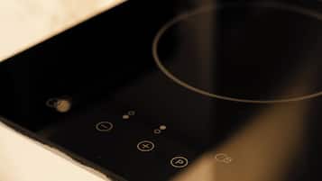 Primer plano de un dispositivo electrónico negro con botones circulares y una característica central también circular, probablemente un panel de control.