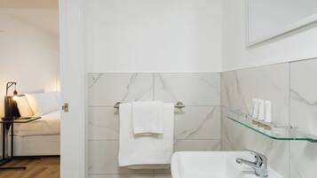Ducha, secador de pelo, toallas y jabón