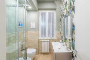 Een douche, een haardroger, een bidet, handdoeken