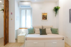 2 bedrooms, desk, iron/ironing board, travel cot - Delightful apartment in a quiet and strategic area of Rome for getting around (Roma)