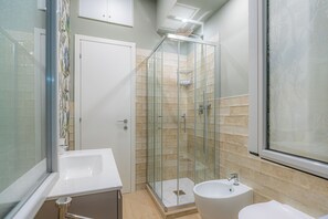 Een douche, een haardroger, een bidet, handdoeken