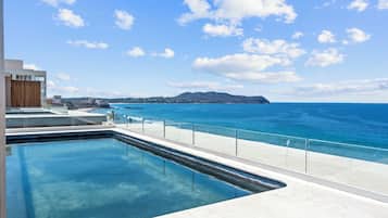 Ático, patio, vistas al mar | Piscina
