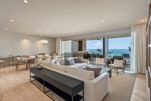 Apartamento de lujo, vistas al mar | Zona de estar | Una televisión de pantalla plana