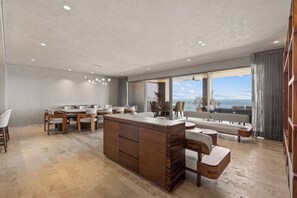 Penthouse, patio, vista al mar | Interior