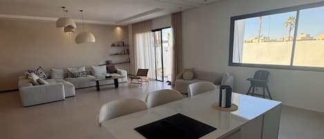 المنشأة من الداخل