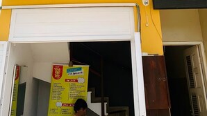 A building with a sign reading 'ANAUA GUEST HOUSE - JERICOACOARA'. - Pousada Anauá - Jericoacoara (Jijoca de Jericoacoara)