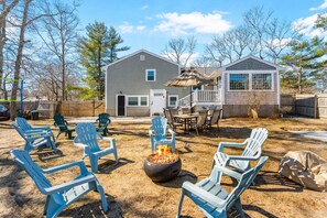 Outdoor dining - Family 5BR w Firepit, Volleyball, BBQ & Bea (Yarmouth)
