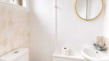 Secadora de cabello, toallas, jabón, papel de baño
