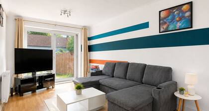Modern 3-bed home near airport with free parking.
