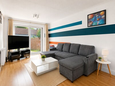 Modern 3-bed home near airport with free parking.