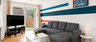 Modern 3-bed home near airport with free parking.