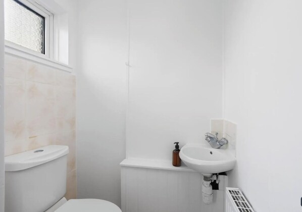 Secadora de cabello, toallas, jabón, papel de baño