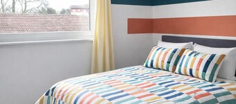 Modern 3-bed home near airport with free parking.