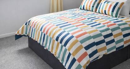 Modern 3-bed home near airport with free parking.