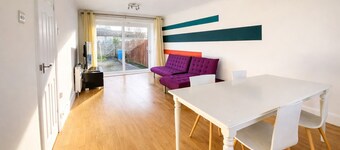 Modern 3-bed home near airport with free parking.