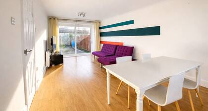 Modern 3-bed home near airport with free parking.