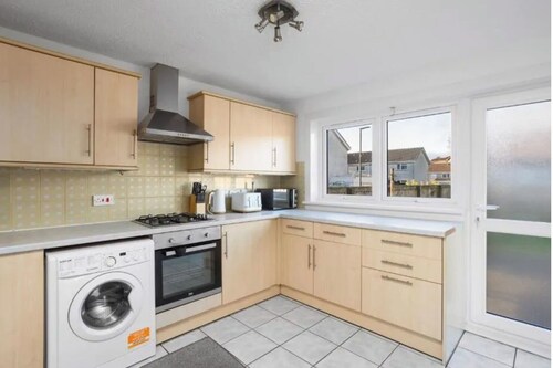 Modern 3-bed home near airport with free parking.
