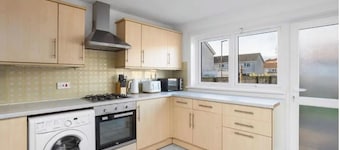 Modern 3-bed home near airport with free parking.