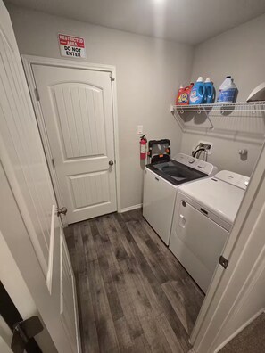 Interior - Peaceful Retreat Outside the City 3BED/2BATH (Converse)