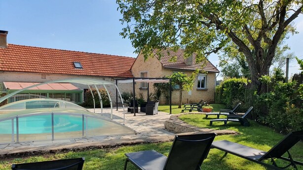 A backyard with a swimming pool, lounge chairs, and a covered patio area. - "La Borie" charming gîte with swimming pool in Daglan at Mas de Cause (Daglan)