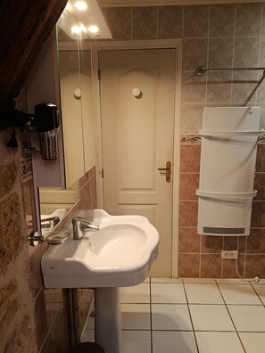 Hair dryer, towels, toilet paper - "La Borie" charming gîte with swimming pool in Daglan at Mas de Cause (Daglan)