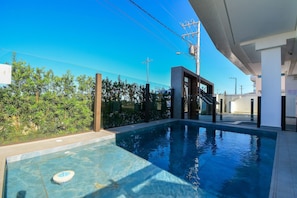 A swimming pool with a glass barrier, a modern architectural design, and a clear blue sky. - Duplex Vista Mar com Piscina Privativa  (Governador Celso Ramos)