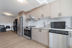 Private kitchen - Unit 8 - Modern Fully Furnished 3 Bedroom Apartment (Toronto)