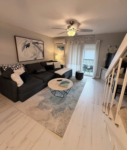 Stylish updated 2-bdrm/1.5 bath Condo across from Residents Beach Marco Island