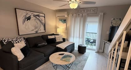 Stylish updated 2-bdrm/1.5 bath Condo across from Residents Beach Marco Island