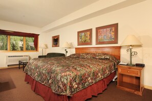 Iron/ironing board, free WiFi, bed sheets, wheelchair access - Cozy Studio Suite | Pool, Hot Tub & Parking! (Keystone)